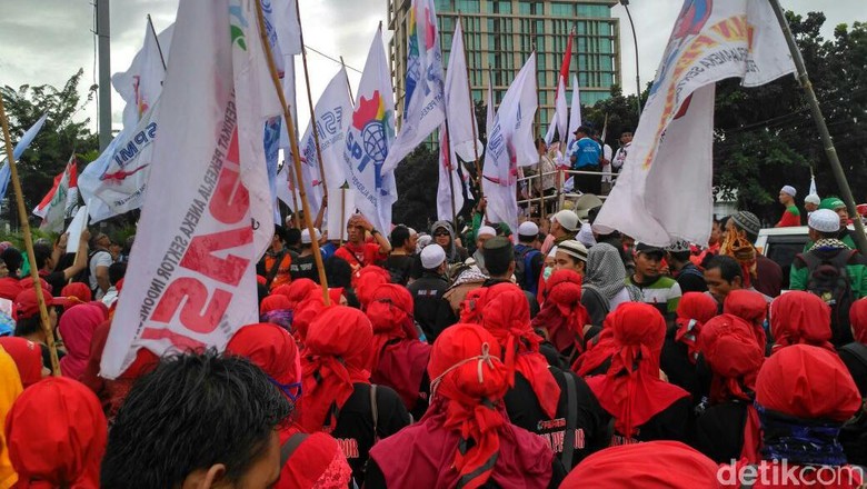 Massa Buruh Berkumpul di Tugu Tani, Sebagian Bubar Usai Nyanyi Indonesia Raya