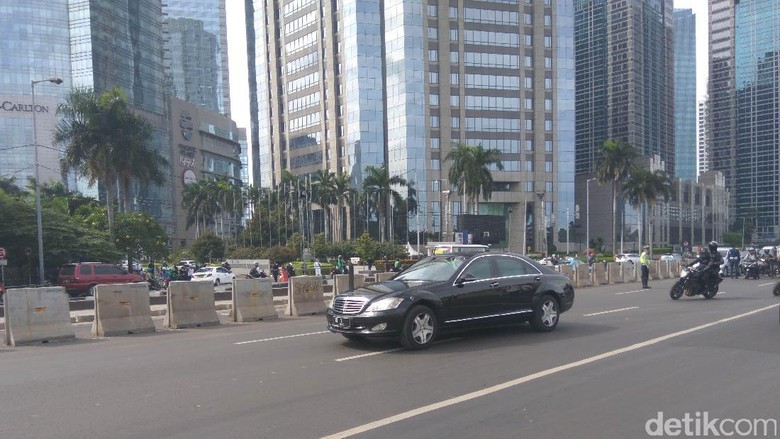 Tinggalkan GBK, Jokowi Melintasi Kerumunan Massa Aksi 2 Desember