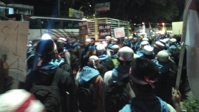Ratusan Santri Bersih-bersih Aa Gym Terkendala Bus Ikut Aksi 2 Desember