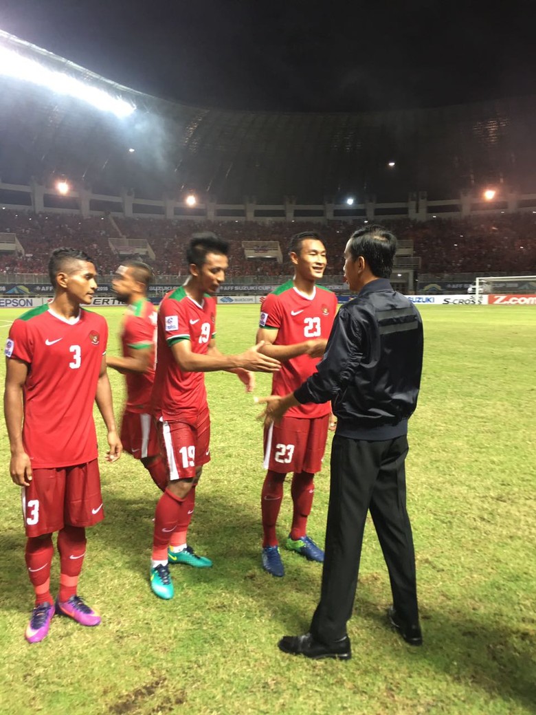 Jokowi Langsung Salami Pemain Timnas Indonesia usai Pertandingan Vs Vietnam