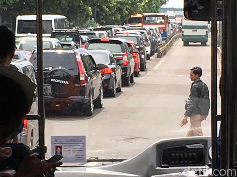 Pejalan Kaki Terlindas TransJ di Mampang, Lalin Arah Ragunan Macet Parah