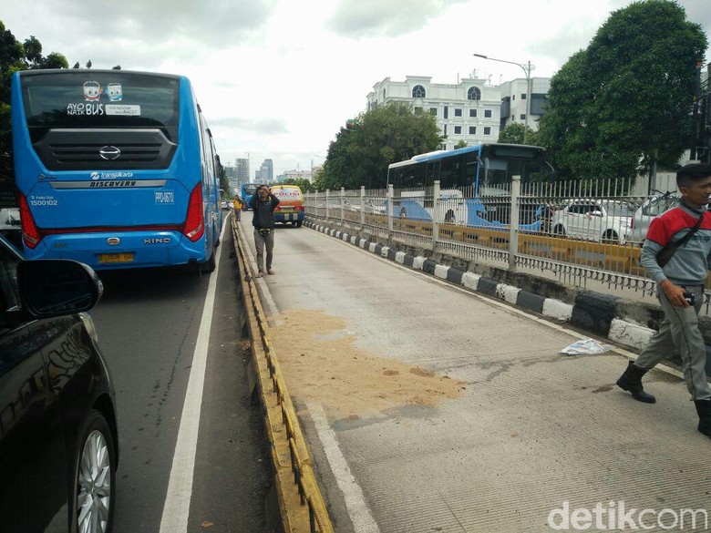 Pejalan Kaki Terlindas TransJ di Mampang, Lalin Arah Ragunan Macet Parah