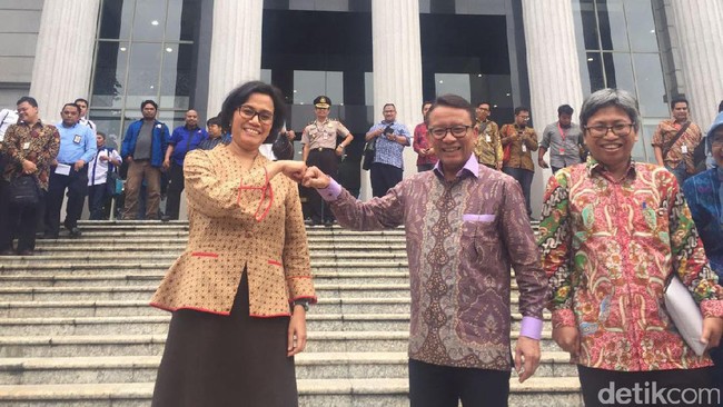Salam Tinju Sri Mulyani dan Dirjen Pajak Usai Gugatan Tax Amnesty Ditolak MK