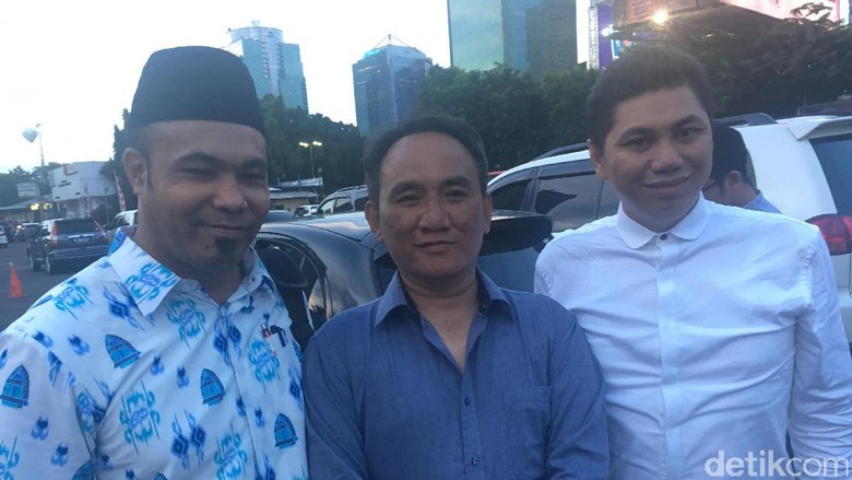 Andi Arief: Saya Diminta Gulingkan Prabowo-AHY Demi Sandi-AHY