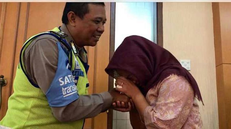 Cium Tangan dan Nangis, Begini Momen Minta Maaf Dora ke Aiptu Sutisna