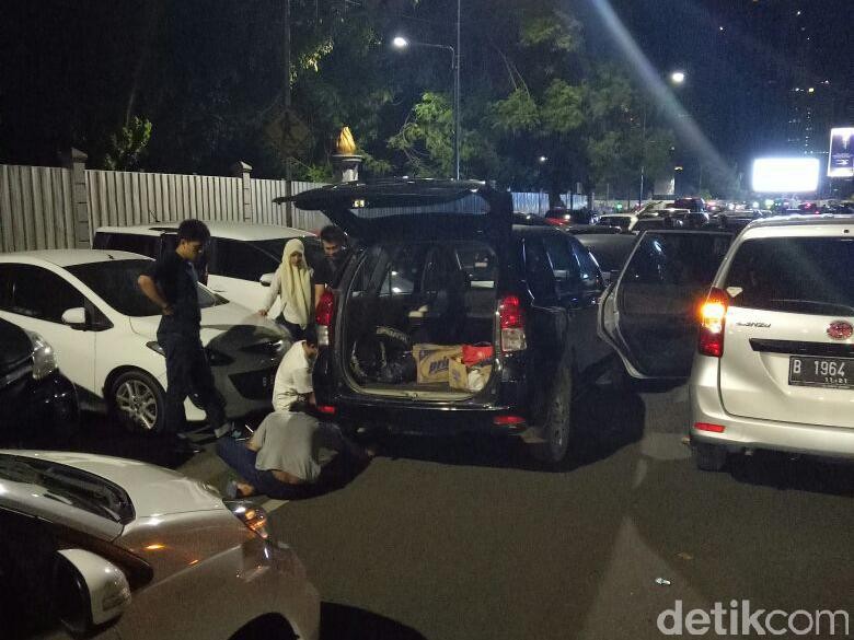 Puluhan Ban Mobil di Jalan Asia Afika Senayan Dikempesin Orang Tak Dikenal