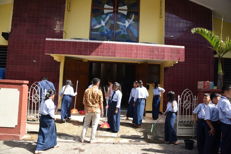 Toleransi Siswa Purwakarta, Siswa Muslim Bersihkan Gereja, nonMuslim Bersihkan Masjid