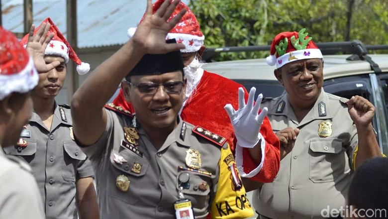 Polisi Berkostum Santa Claus Beri Kado ke Anak-anak di Bangkep Sulteng