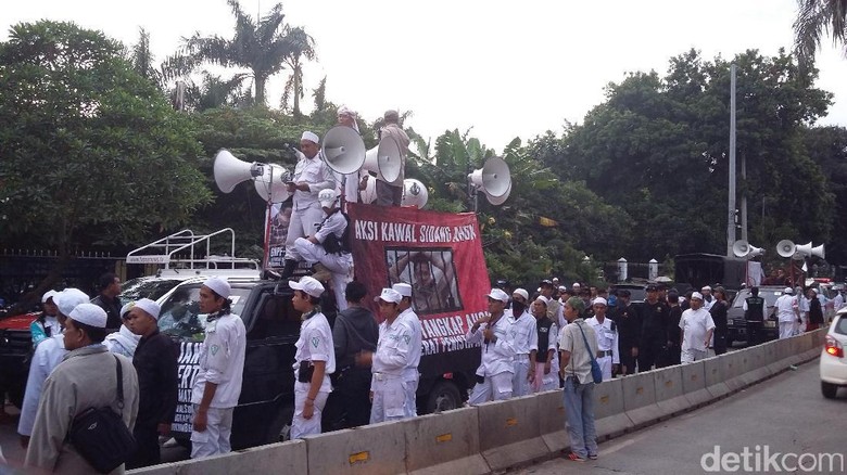 massa-berkurang-jalur-transj-di-depan-kementan-kembali-dibuka