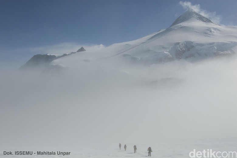 Luar Biasa! Perempuan Pertama dari Indonesia Akan Mendaki 7 Puncak Tertinggi Di DUNIA