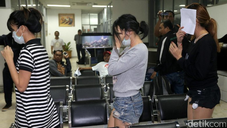 Ini Dia Foto 20 WNA Pemandu Karaoke dan PSK yang Terjaring Razia