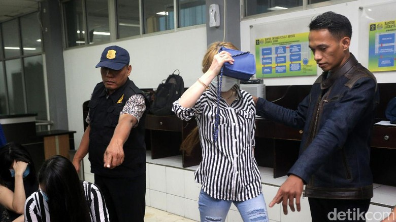 Ini Dia Foto 20 WNA Pemandu Karaoke dan PSK yang Terjaring Razia