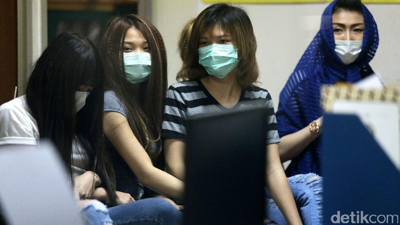 Ini Dia Foto 20 WNA Pemandu Karaoke dan PSK yang Terjaring Razia