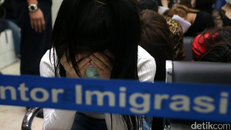 Ini Dia Foto 20 WNA Pemandu Karaoke dan PSK yang Terjaring Razia