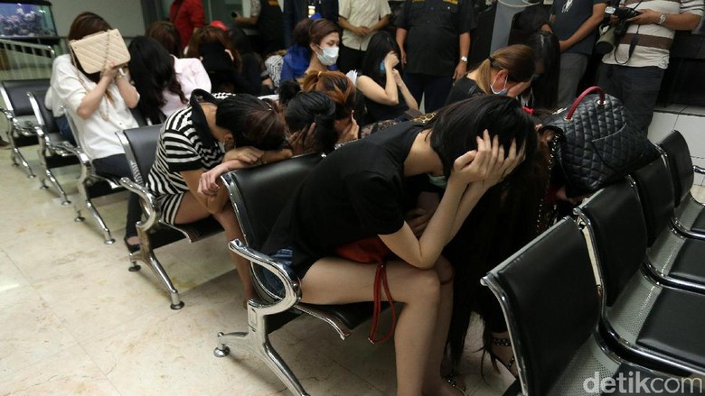 Ini Dia Foto 20 WNA Pemandu Karaoke dan PSK yang Terjaring Razia