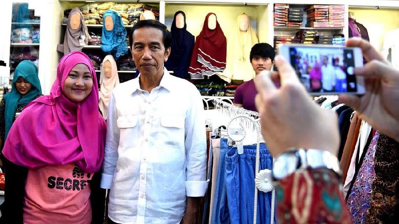 beli-sarung-di-pekalongan-jokowi-lumayan-dapat-rp-60-ribu