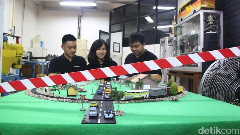 Mahasiswa Ubaya Ciptakan Palang Pintu Kereta Otomatis Berdaya Aki