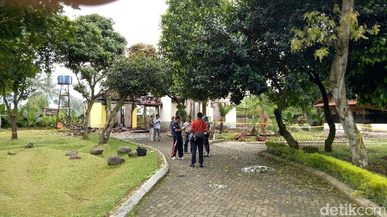 Polisi Gelar Olah TKP Markas GMBI yang Dibakar di Bogor