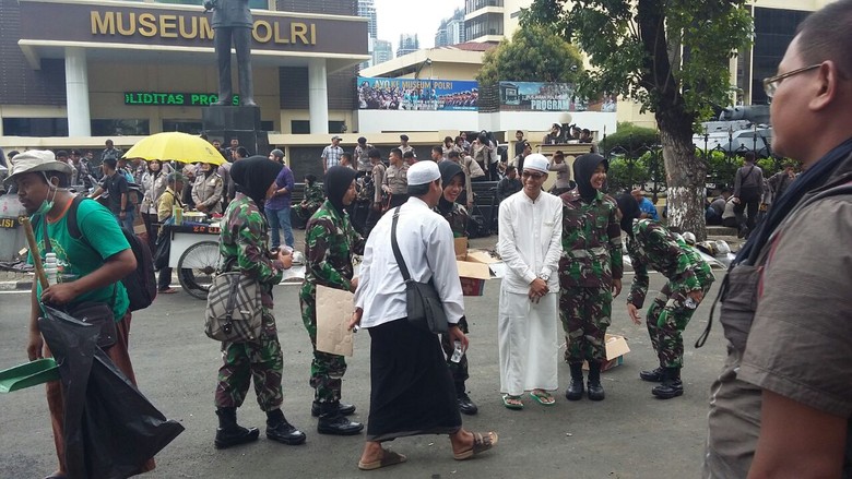 Air, Permen dan Senyum Polwan-Kowad Berjilbab untuk Massa FPI