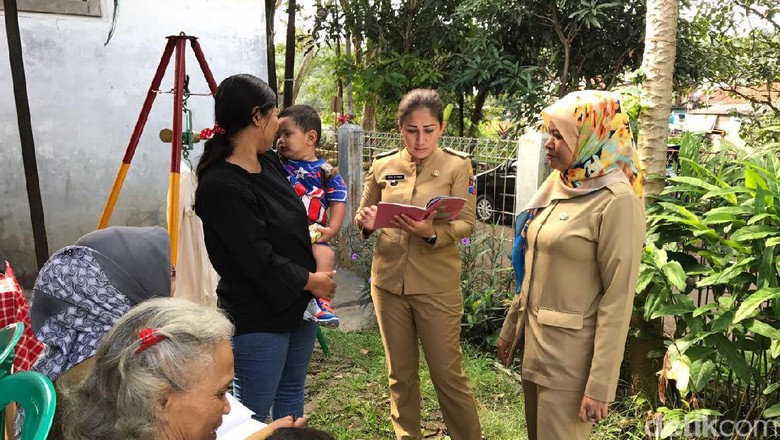 Lurah di Bogor ini Ramai Dibicarakan: Muda, Cantik dan Hobi Blusukan