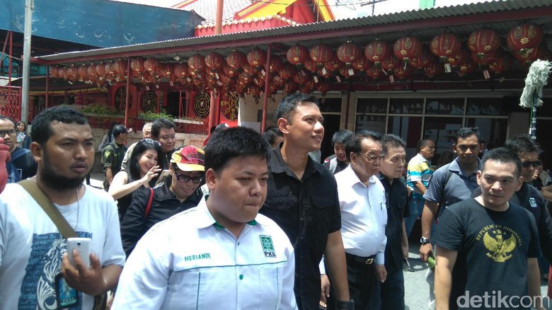 Agus Yudhoyono Kagumi Kekokohan Vihara di Petak Sembilan