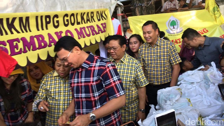 Ahok dan SetNovHadiri Pasar Murah Golkar di Lapangan Blok S