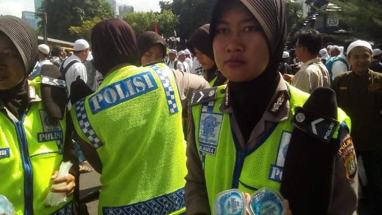Air, Permen dan Senyum Polwan-Kowad Berjilbab untuk Massa FPI