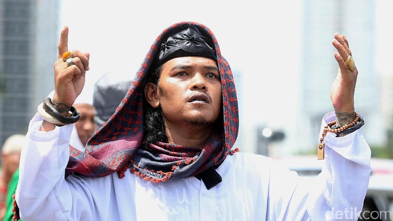 Aksi Tunjuk Jari dan Doa Massa FPI