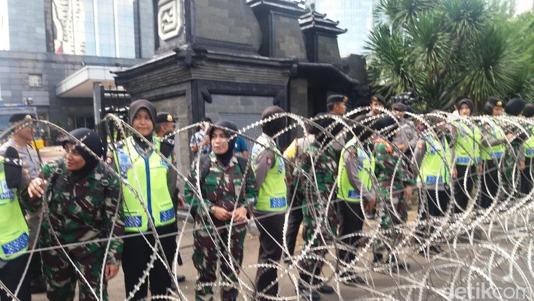 air-permen-dan-senyum-polwan-kowad-berjilbab-untuk-massa-fpi