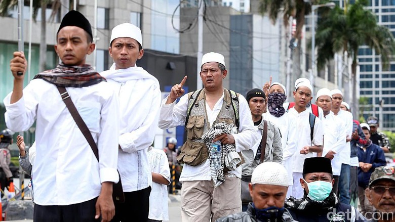 Aksi Tunjuk Jari dan Doa Massa FPI