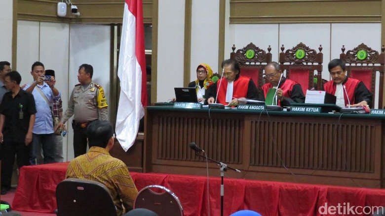 hakim-tanya-saksi-soal-pasal-pelaporan-ahok