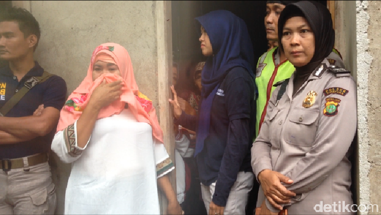 Ibunda Menangis Saksikan Rekonstruksi Adegan Kakak Bunuh Murniati