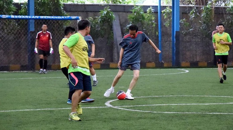 Gaya Jokowi Main Futsal Bareng Menteri dan Wartawan