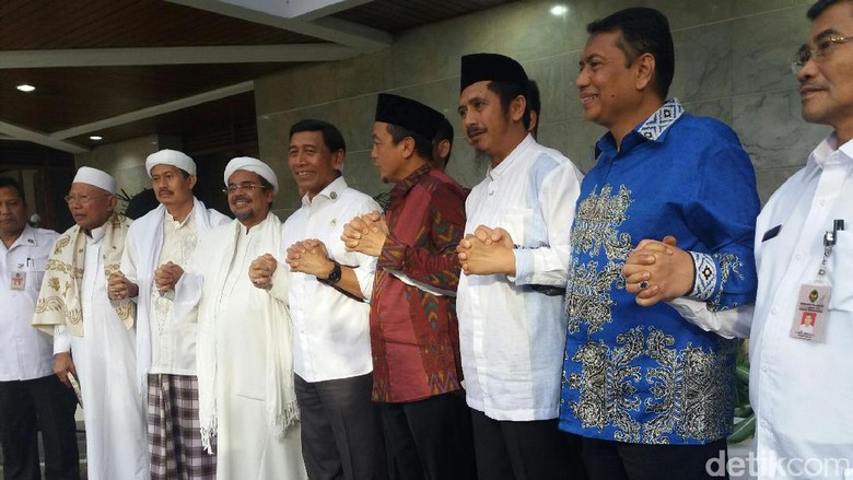 Momen Saat Habib Rizieq, Bachtiar Nasir dan Wiranto Bergandengan Tangan