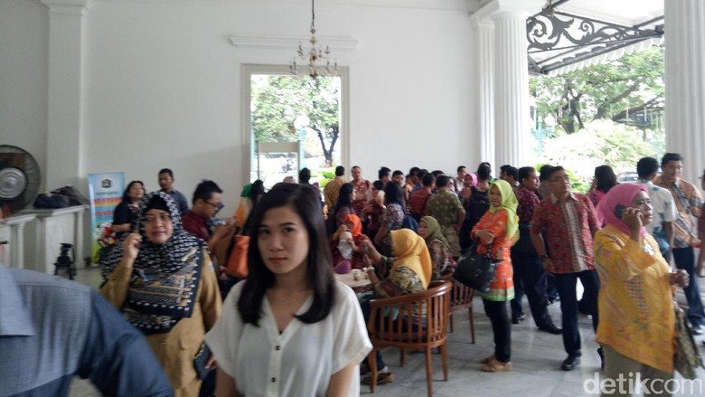 Ahok dan Djarot Masuk Kerja, Begini Penampakan Warga di Balai Kota