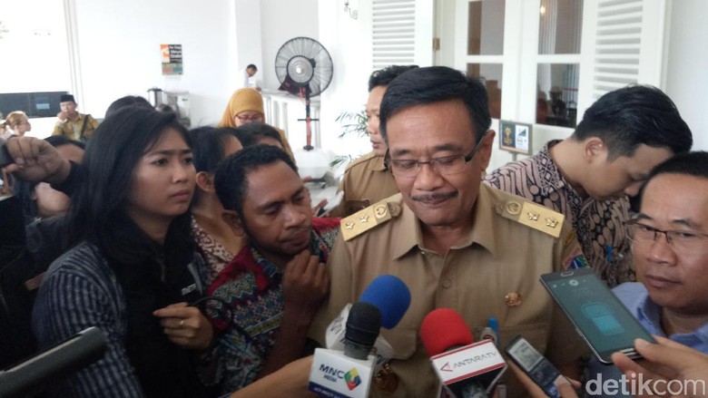 Ahok Sidang, Djarot Gantikan Temui Warga di Balai Kota