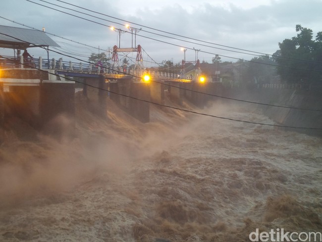 banjir-dari-bogor-diprediksi-genangi-12-wilayah-dki-dini-hari-nanti