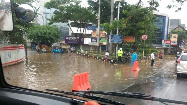 Banjir di Pasar Jatinegara Bikin Lalin Macet