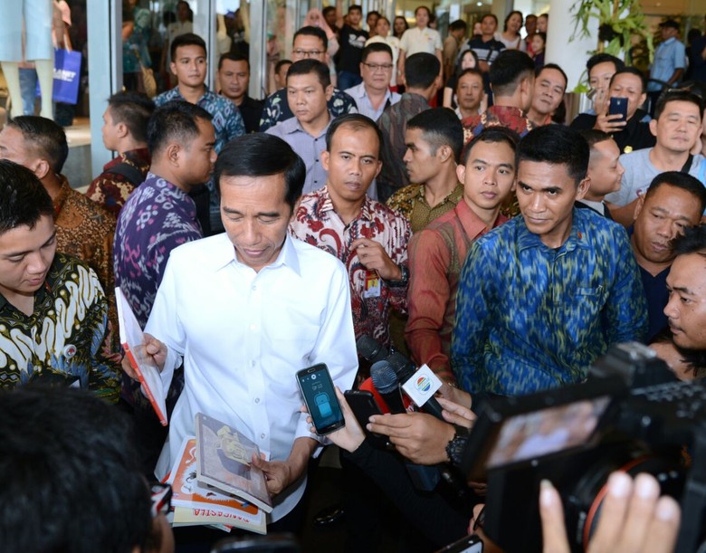 di-senayan-city-jokowi-dan-kahiyang-beli-buku-soekarno-dan-hatta