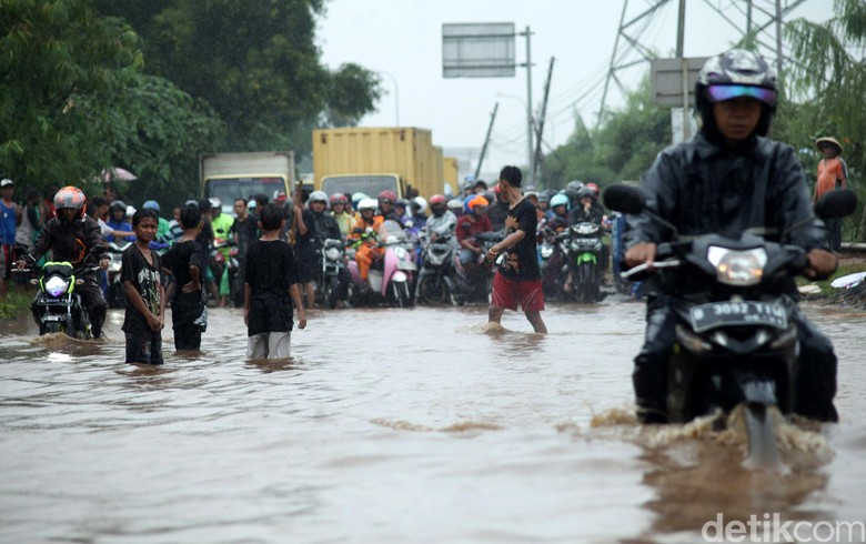 Jakarta Banjir di 54 Titik, Ribuan Rumah Terendam hingga 1,5 Meter