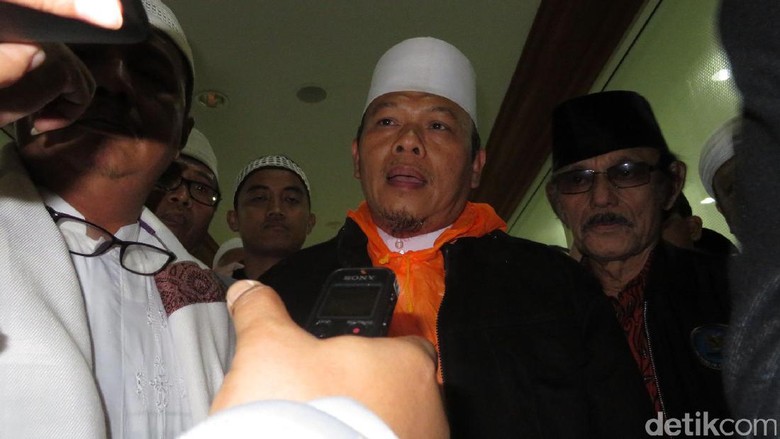 Ironis! Serukan Perjuangan Ummat, Sekjen FUI Ditangkap di Hotel Mewah Kempinski