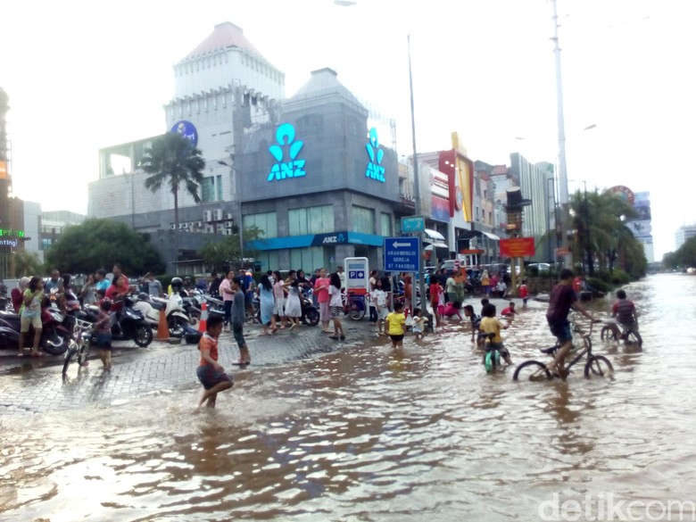 belum-surut-banjir-di-kelapa-gading-jadi-tontonan-warga