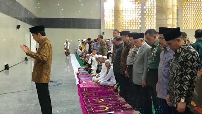 Jokowi Jadi Imam Salat Asar, Menag dan Din Syamsuddin Makmum