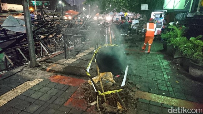 Baliho Roboh di Depan RS Harapan Kita, Lalin Ditutup Sementara