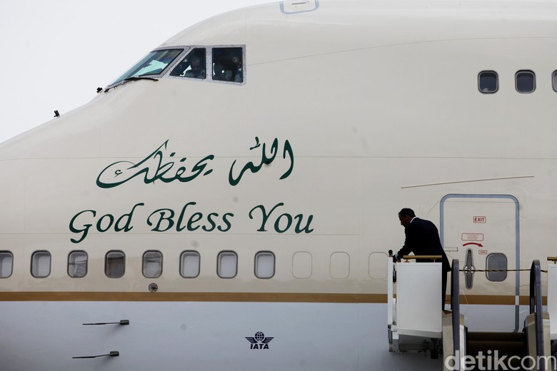 &quot;God Bless You&quot; dan &quot;HZ-HM1&quot; di Bodi Pesawat Raja Salman