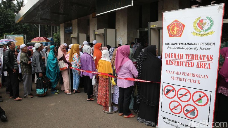 masyarakat-padati-masjid-istiqlal-jelang-kunjungan-raja-salman