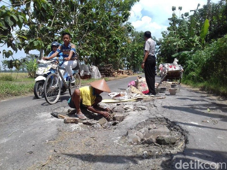 Kisah Pemulung yang Sisihkan Uang untuk Tambal Jalan Berlubang