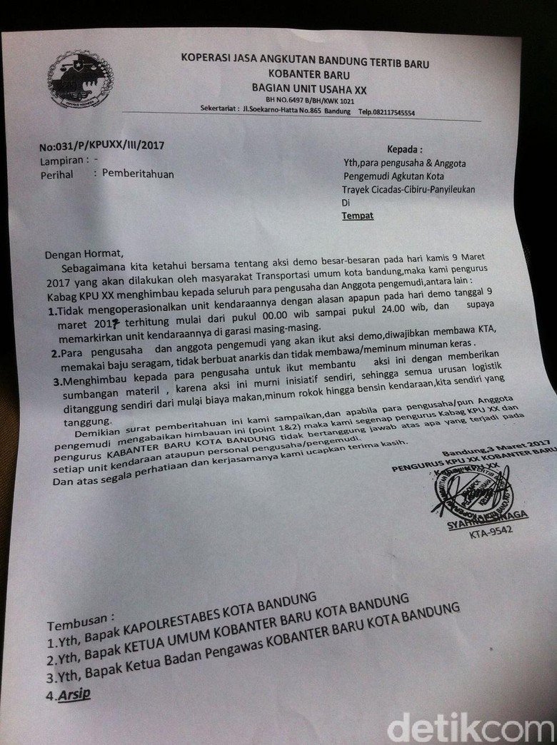 Dikira Taksi Online, Sejumlah Sopir Angkot Rusak Mobil Pribadi