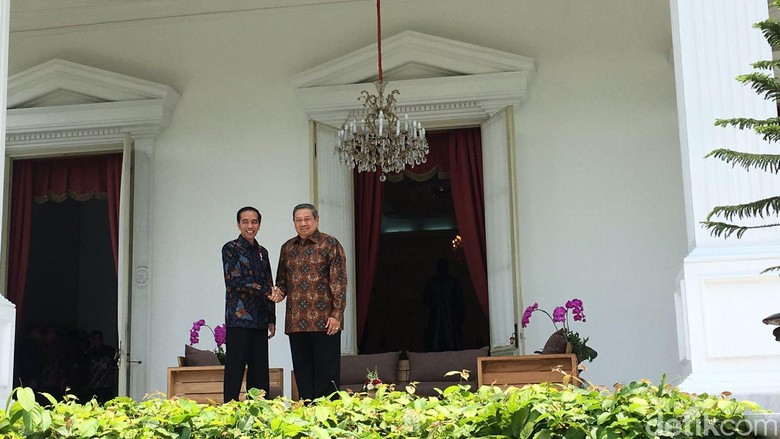 Jokowi dan SBY Berbincang Sambil Ngeteh di Beranda Istana Merdeka