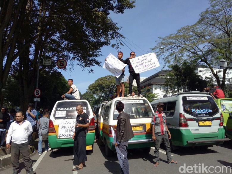 Satu Mobil Pribadi Dirusak Massa Sopir Angkot yang Demo